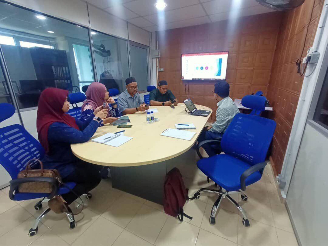 Classroom table training session for manufacturing improvement participants
