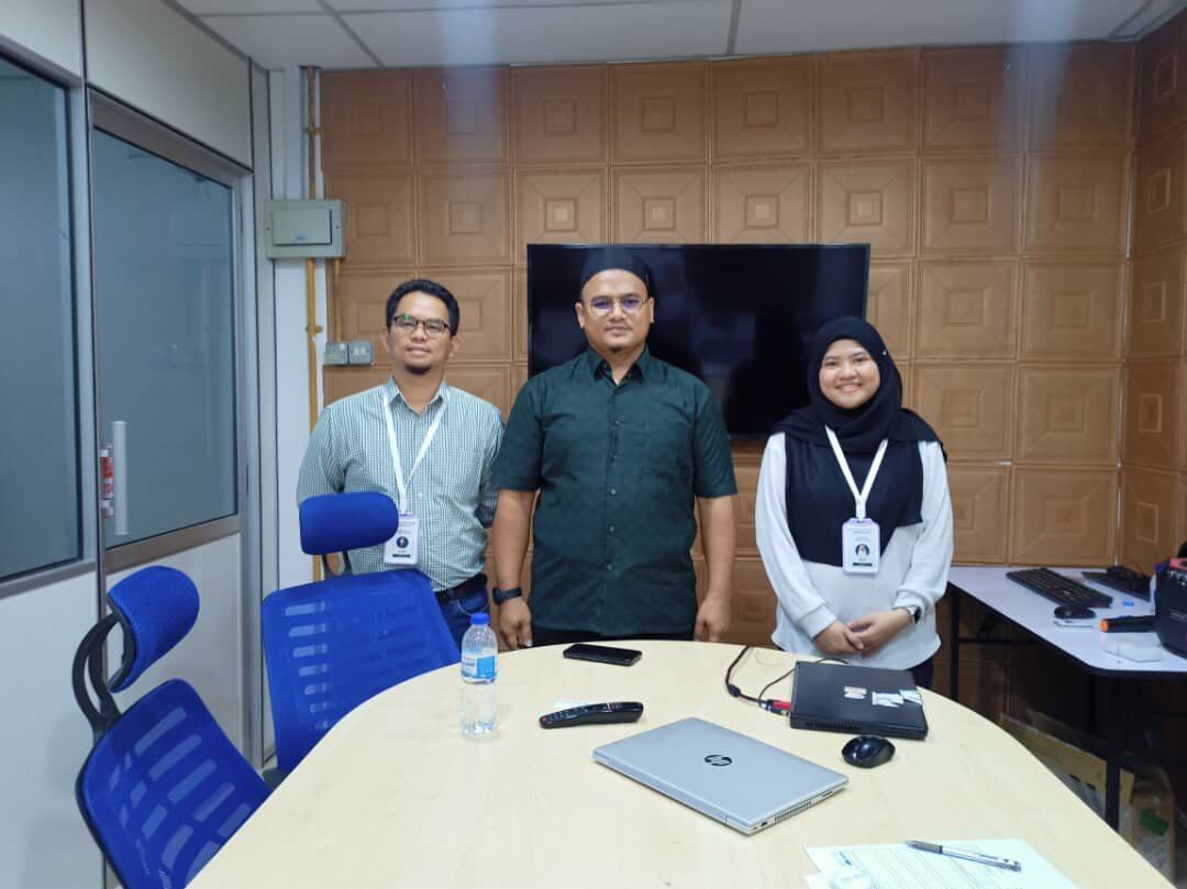 Client team meeting photo during a manufacturing training engagement