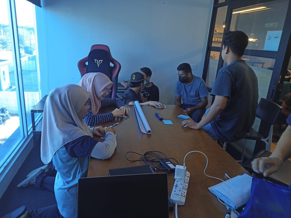 Hands-on workshop exercise during lean manufacturing training