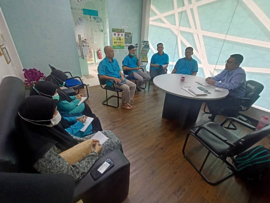 Manufacturing leadership discussion session for operational excellence improvement