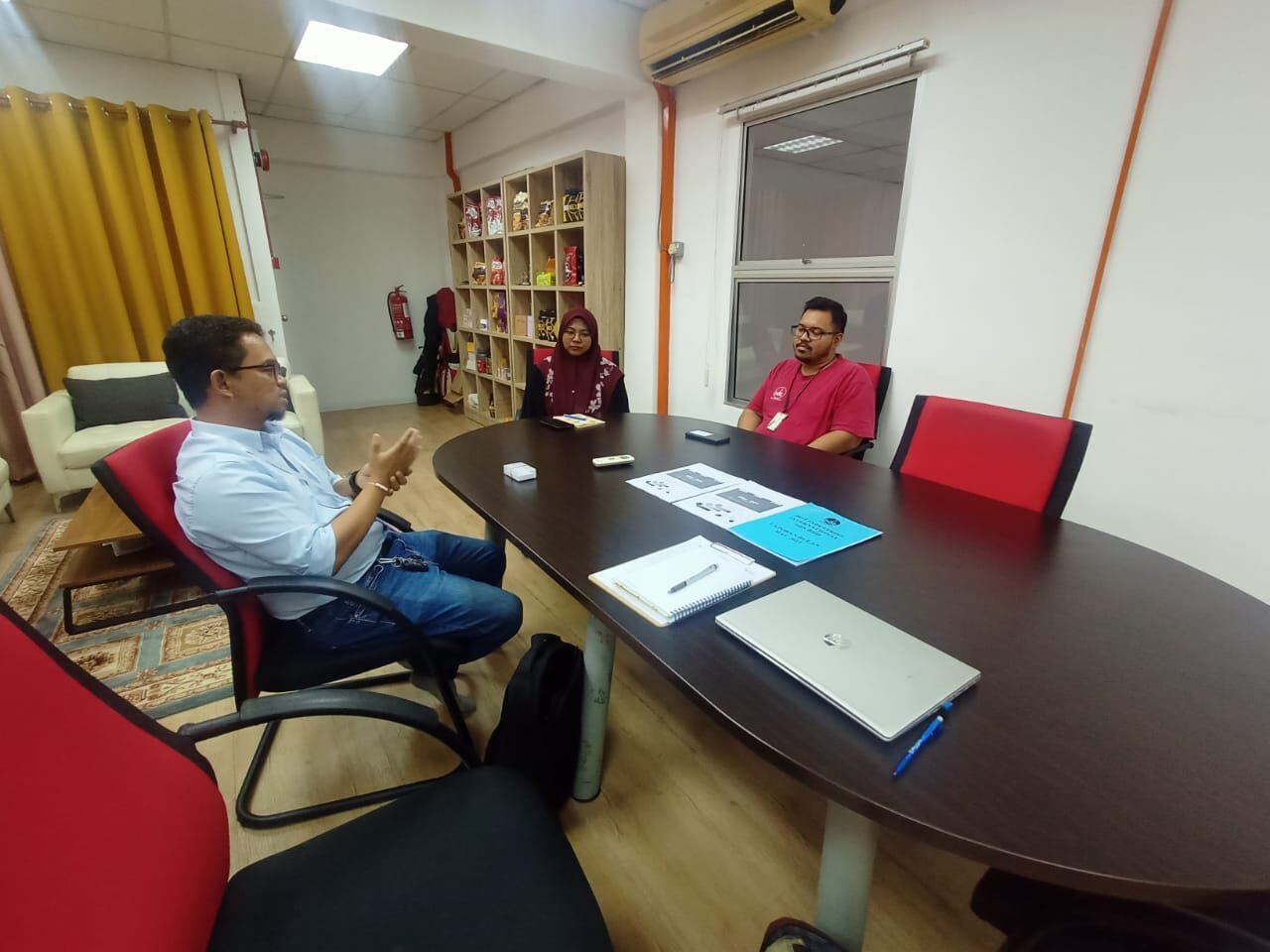 Management roundtable discussion for operational excellence consulting