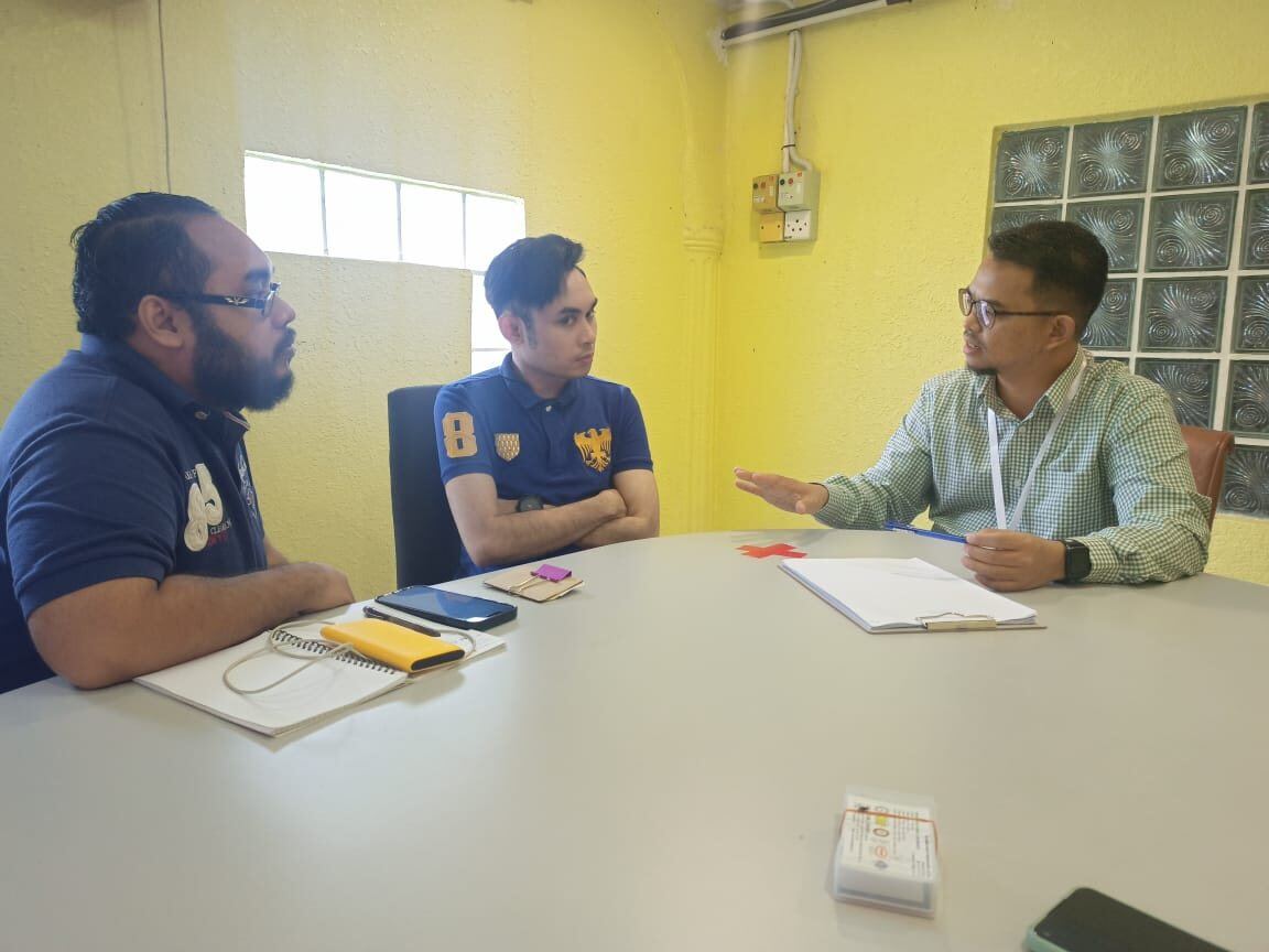 Operations discussion meeting for manufacturing process improvement