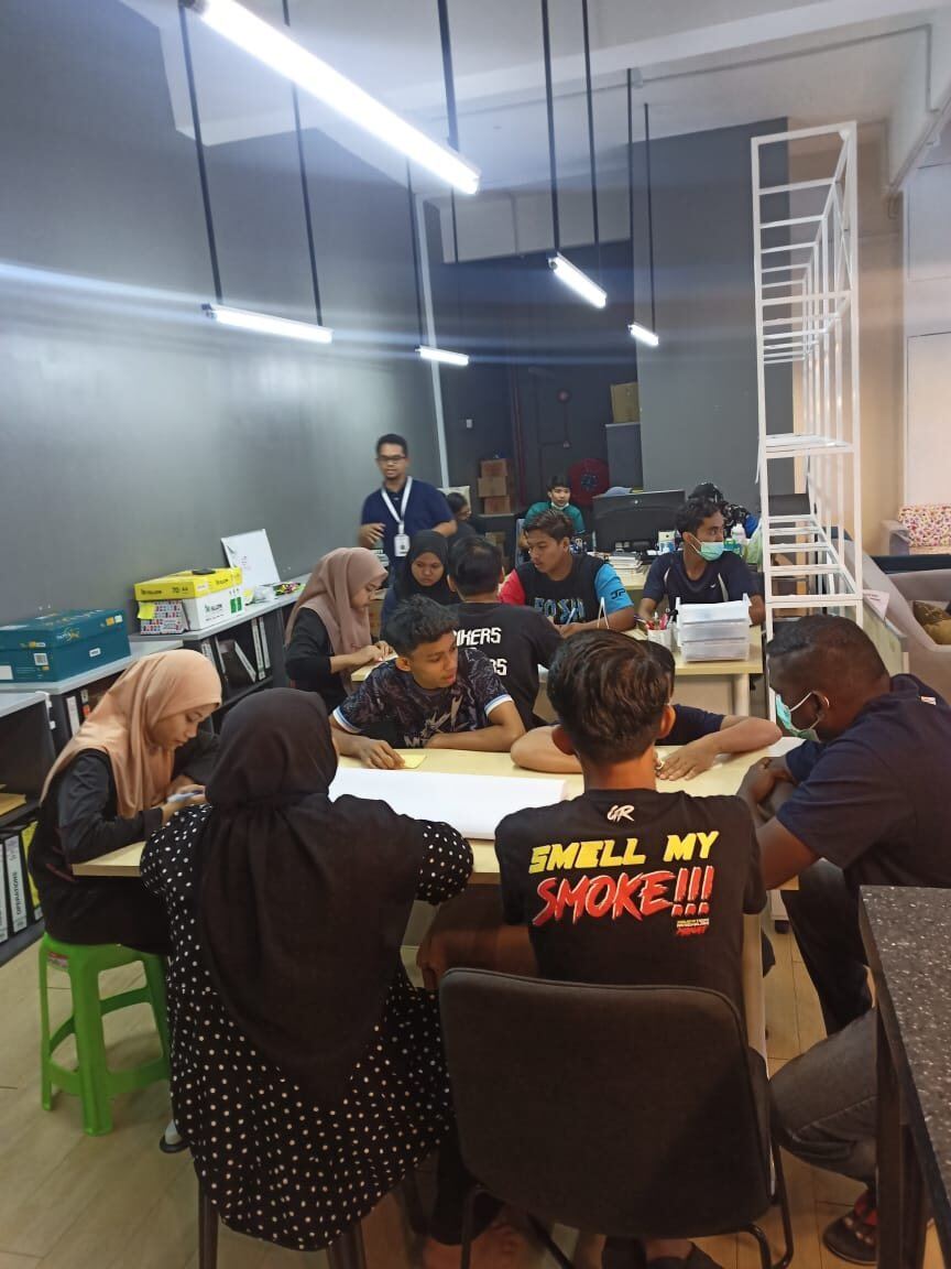Participant discussion session during manufacturing improvement training