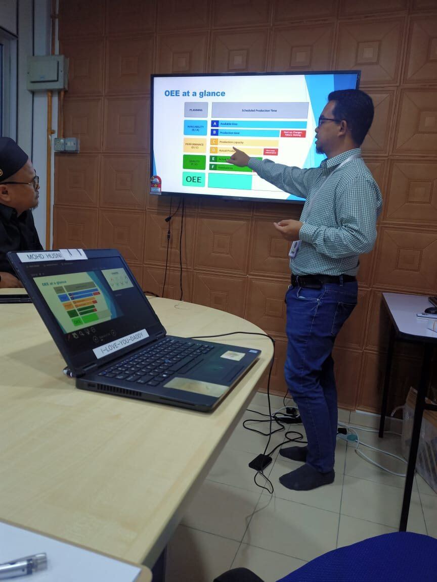 Performance dashboard training session for manufacturing improvement teams