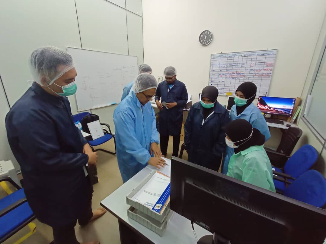 Lean manufacturing coaching briefing with participants near the production area