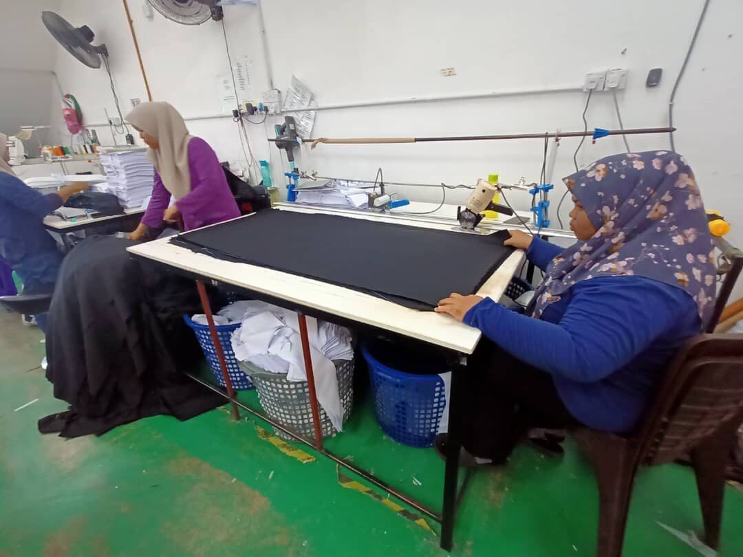 Shop floor table session for manufacturing training and improvement discussion