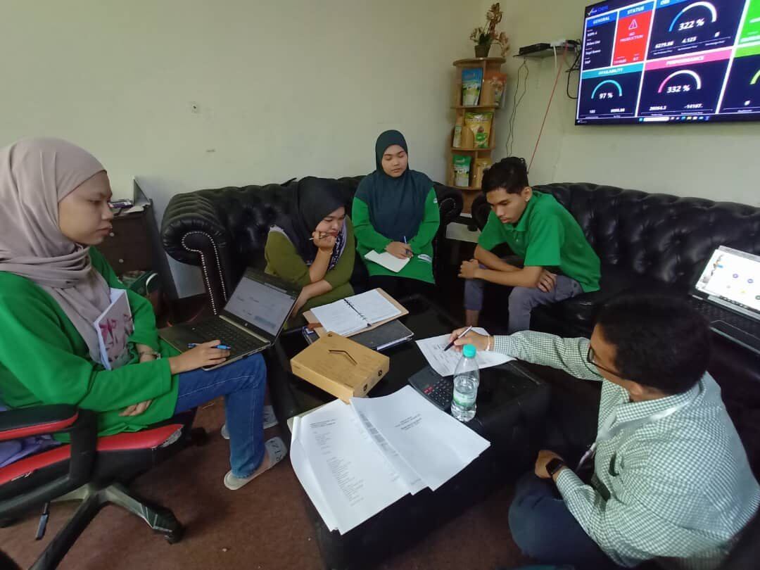 Small group problem solving discussion in a manufacturing improvement session