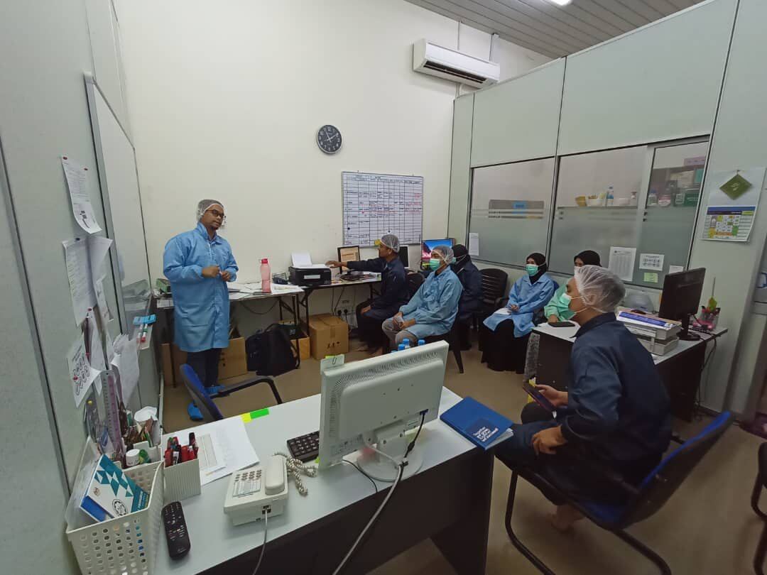 Husni Halim facilitating a practical training room briefing for a Malaysian manufacturing team