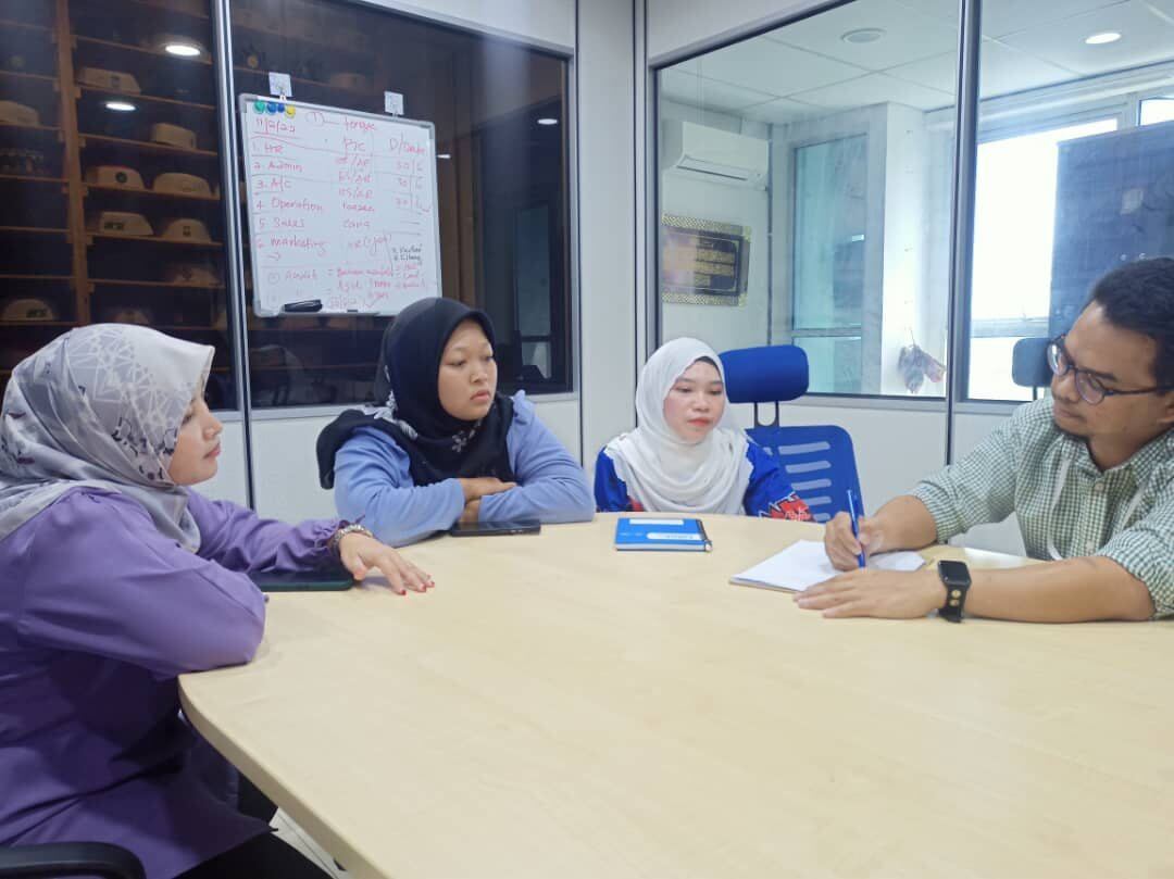 Workshop table facilitation for manufacturing training participants